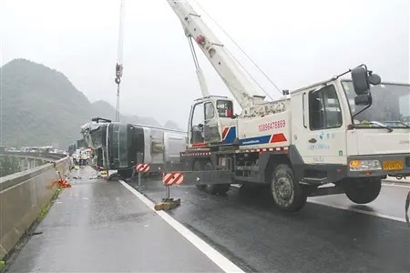 峨汉高速汽车道路救援|道路救援拖车平台|高速24小时流动补胎
